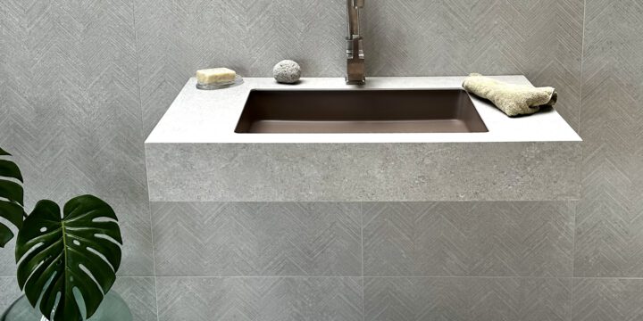 Raffinierte Badezimmer mit einem Waschtisch aus Feinsteinzeug